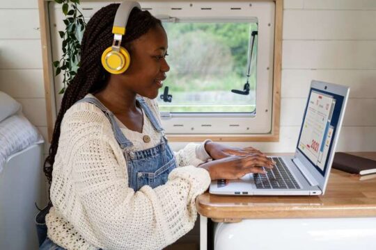 Stuck with the 9-5 Rat Race? Here's How to Escape with Your Thriving Online Side Hustle