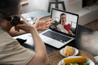 Couple on a virtual date