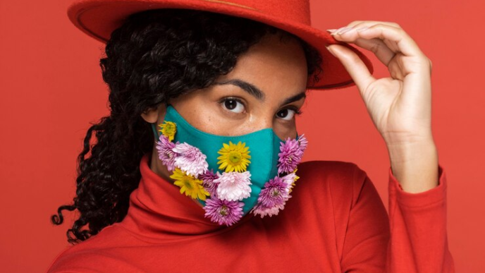 A beautiful black woman wearing nosemask.