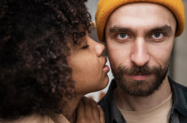 5 Unexpected Signs You Might Be Dating a Liar