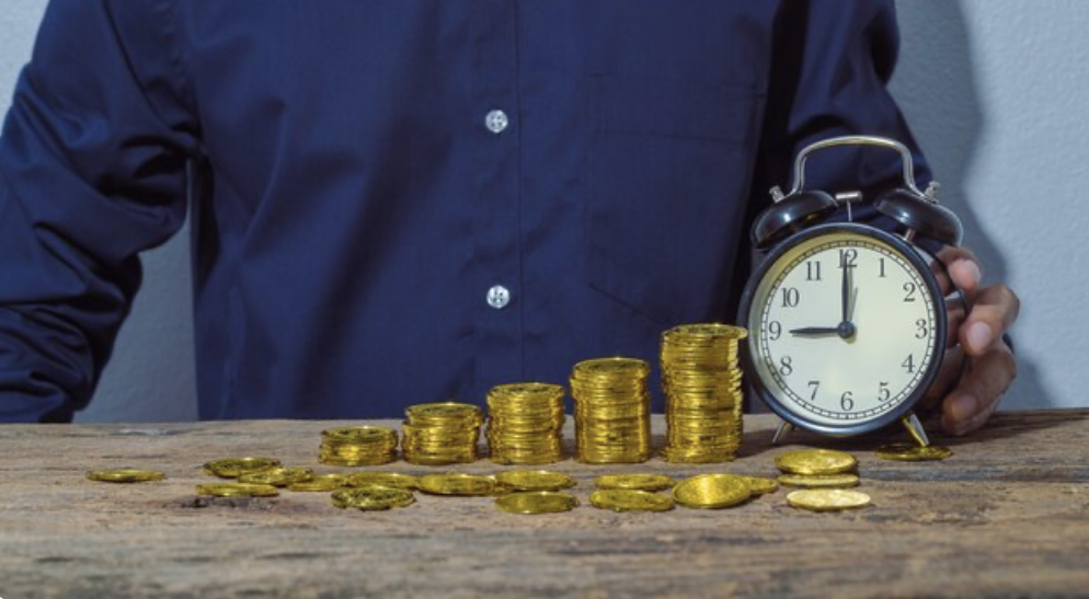 The Love Central - Time-Tested Money Management Tips That Work 2 Money in a broken piggy bank.