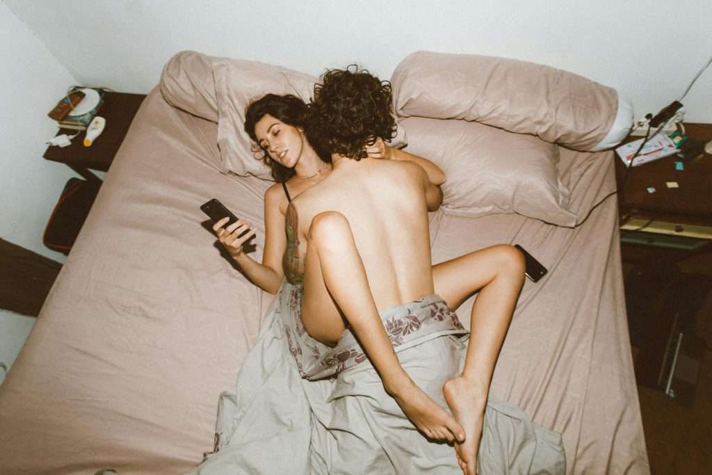 The Love Central - Can You Juggle Multiple Friends With Benefits? Tips for Success The Love Central - Couple in an intimate position
