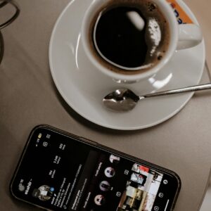 The Love Central - 6 Red Flags in Dating Profiles That Predict Incompatibility