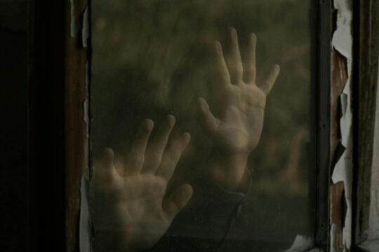 Hyper-Independence in Friendships