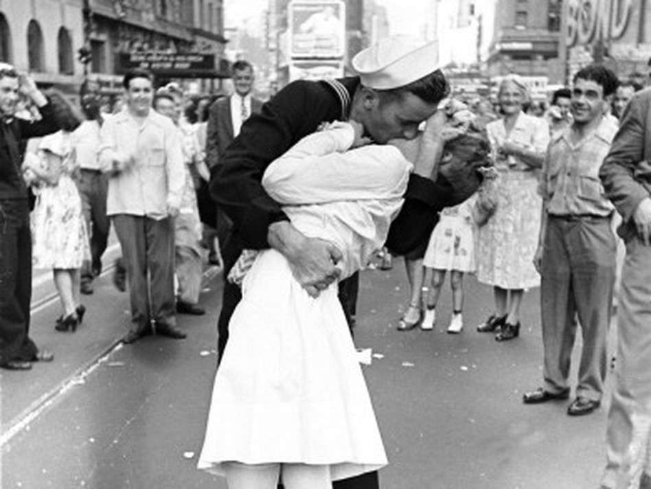 The Love Central - The-kissing-sailor The Love Central -