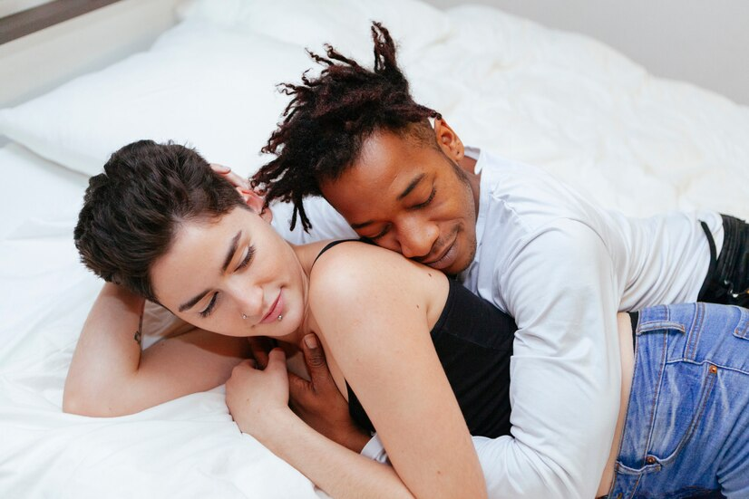 The Love Central - Can You Juggle Multiple Friends With Benefits? Tips for Success The Love Central - loved up interracial couple