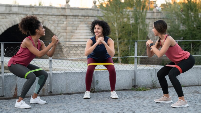 Female outdoor group workput