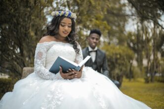 Young Love: Pros and Cons of Marrying Before 25