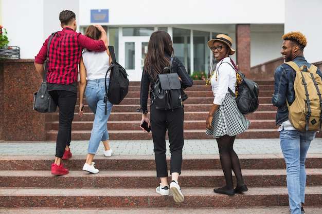 The Love Central - 10 Things to Do as a College Student: Valuable Advice For Undergraduates Students going to class