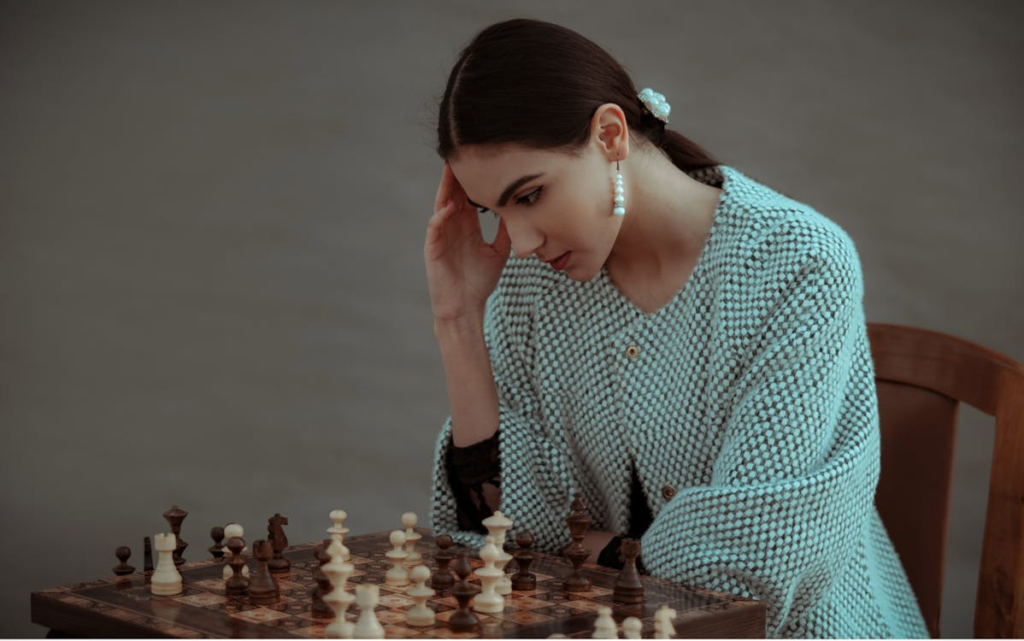 The Love Central - Stay Sharp: 6 Proven Ways to Keep Your Brain Young The Love Central - A lady playing chess game