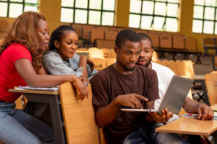 The Love Central - 10 Things to Do as a College Student: Valuable Advice For Undergraduates Stuents in the classroom