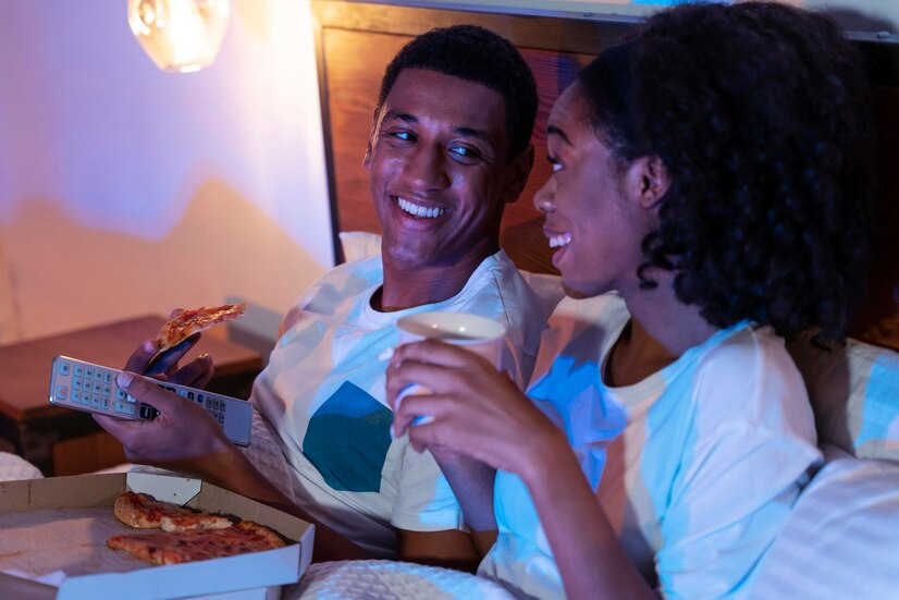 The Love Central - 10 Weekend Date Night Ideas for Busy Parents The Love Central - Couple having a movie night