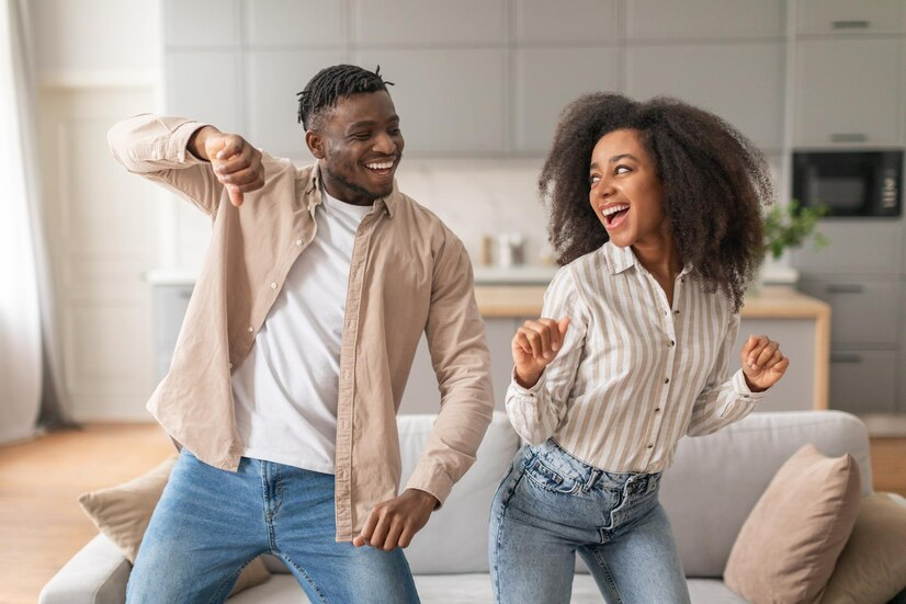 The Love Central - 10 Weekend Date Night Ideas for Busy Parents The Love Central - Couple dancing