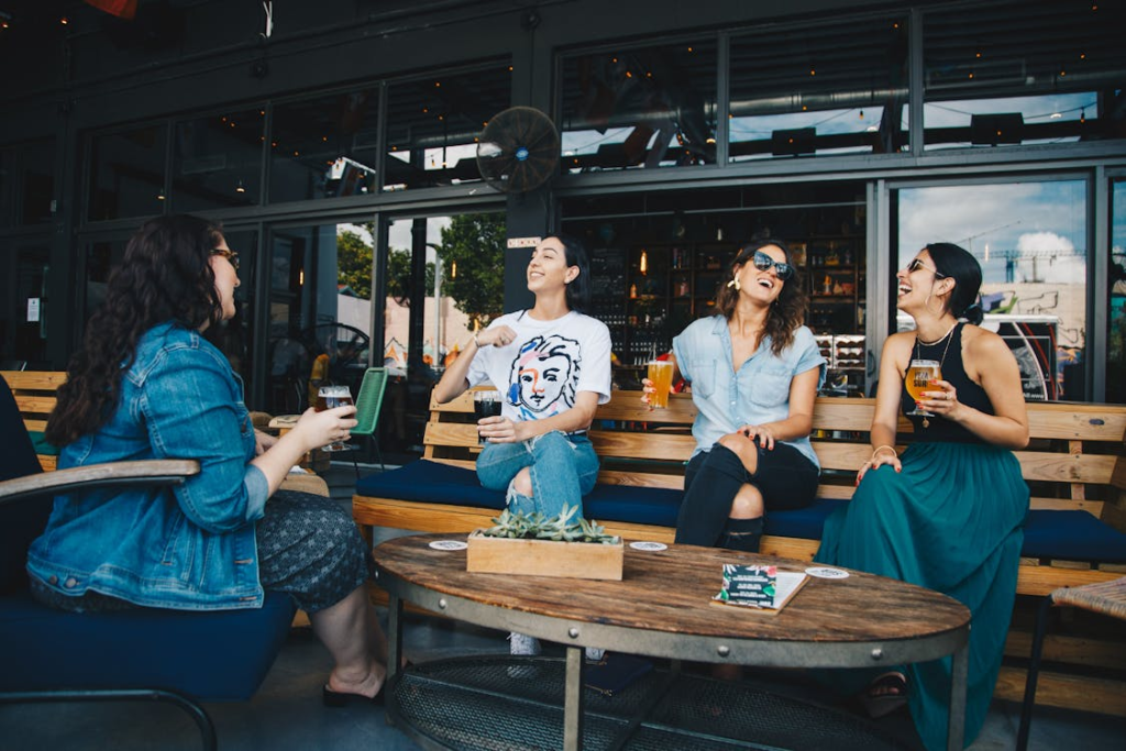 The Love Central - How to Make New Friends (Every Week) The Love Central - Female friends at a hangout