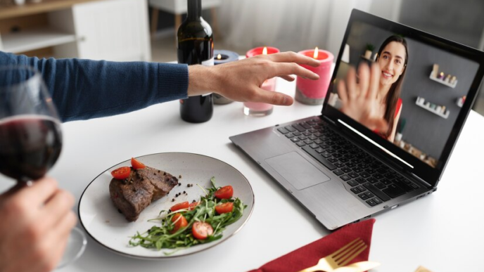 Couple on a virtual date