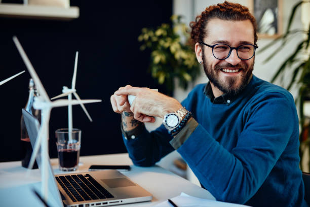 The Love Central - op 13 Productivity Apps Every Entrepreneur Needs in 2025 The Love Central - A smiling entreprenur